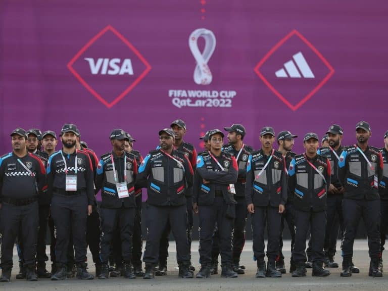 Policial no Catar tira celular a for&ccedil;a da m&atilde;o de torcedor