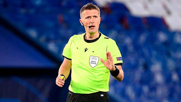 De olho no apito! Veja quem apitar&aacute; o jogo de estreia da Copa do Mundo