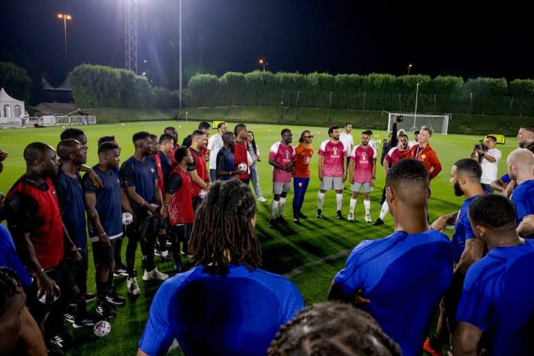 Sele&ccedil;&otilde;es da Copa do Mundo fazem treino com trabalhadores no Catar