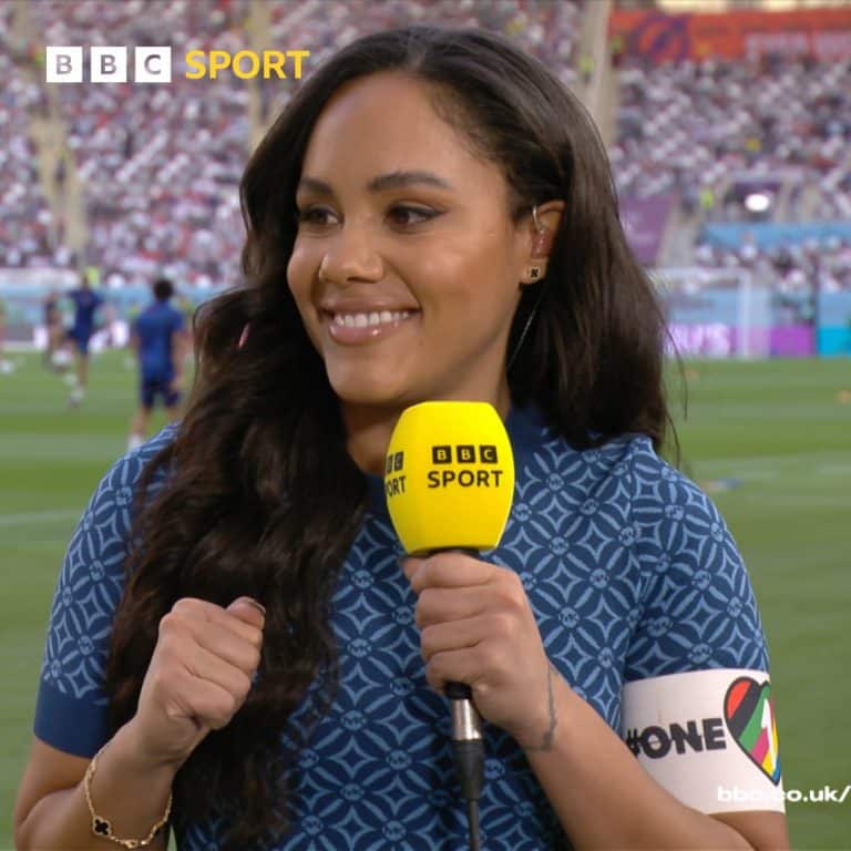 Jornalista da BBC usa faixa &lsquo;One Love&rsquo;, que foi proibida pela FIFA