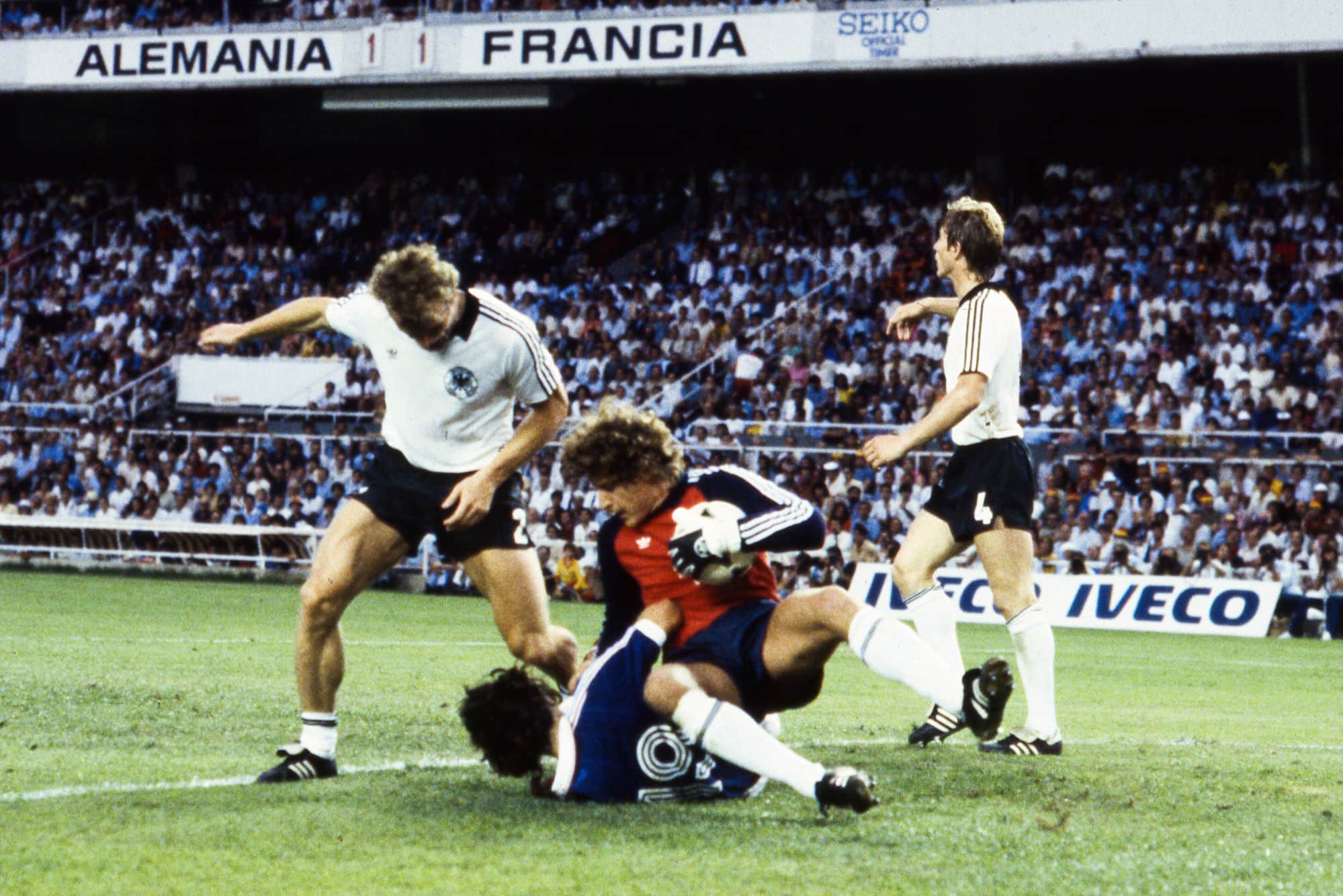  Cenas da copa do mundo de 1982 na Espanha, semi0final entre Alemanha e Fran&ccedil;a. 