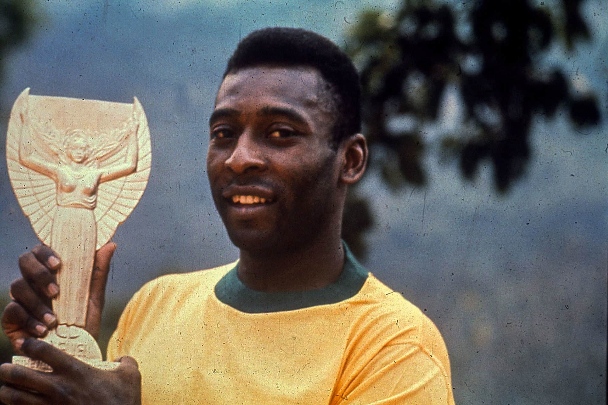Pel&eacute; segura o trof&eacute;u da FIFA em ano que Brasil foi tricampe&atilde;o mundial.