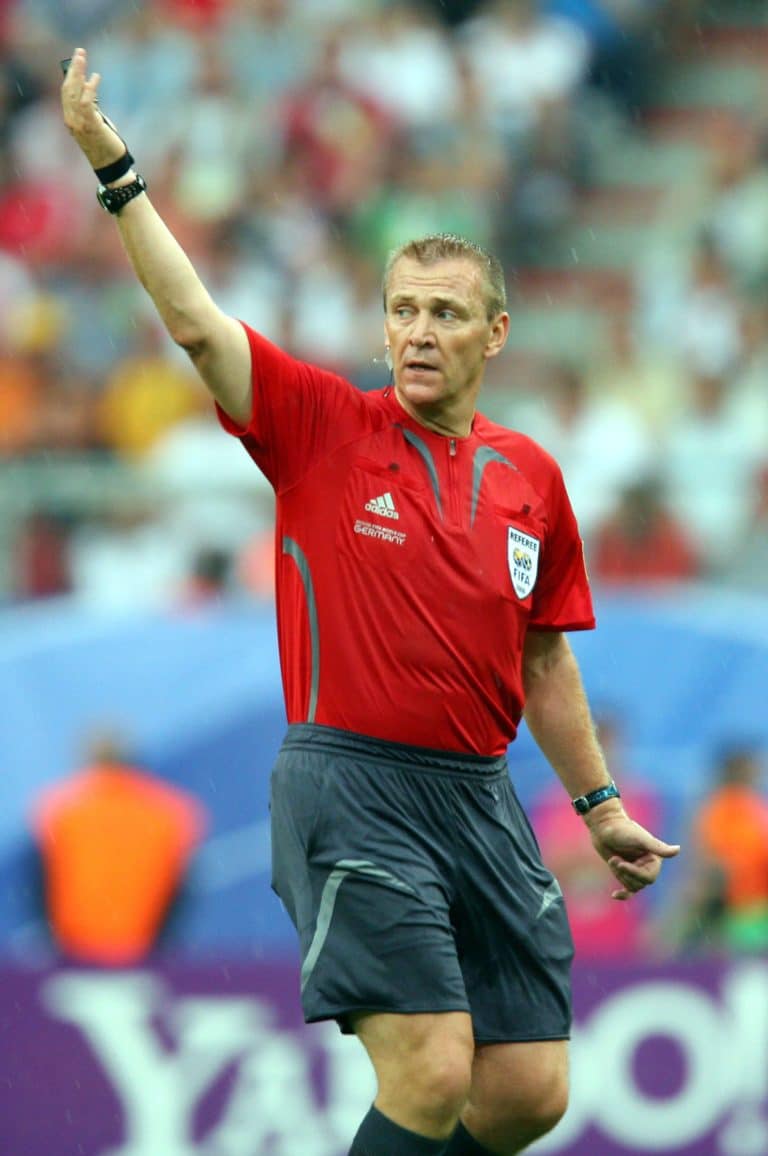 Hist&oacute;rias da Copa do Mundo: Jogador recebe 3 cart&otilde;es amarelos em um s&oacute; jogo (2006)