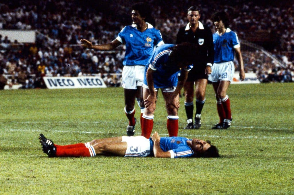 Hist&oacute;rias da Copa do Mundo: jogador inconsciente em campo, o pior lance de Schumacher em Battiston (1982)