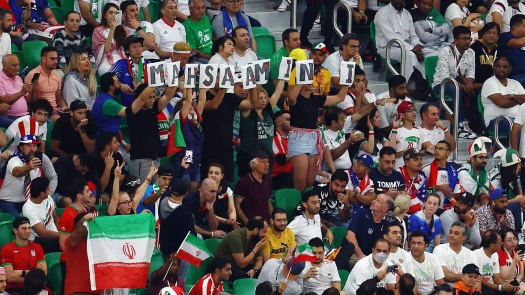 Protestos se intensificam em jogo Irã x EUA com presença de ‘agentes secretos’