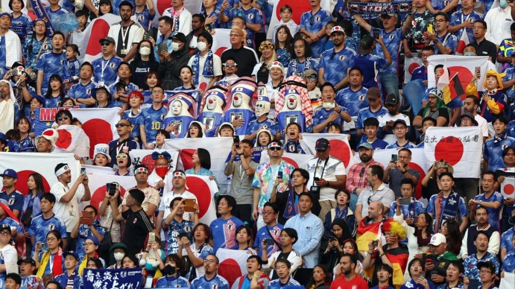 Torcida do Jap&atilde;o limpa est&aacute;dio ap&oacute;s vit&oacute;ria hist&oacute;rica sobre Alemanha
