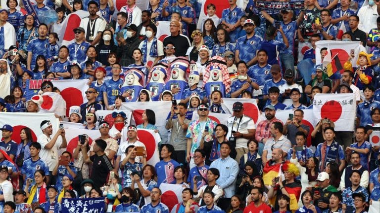 Torcida do Jap&atilde;o limpa est&aacute;dio ap&oacute;s vit&oacute;ria hist&oacute;rica sobre Alemanha