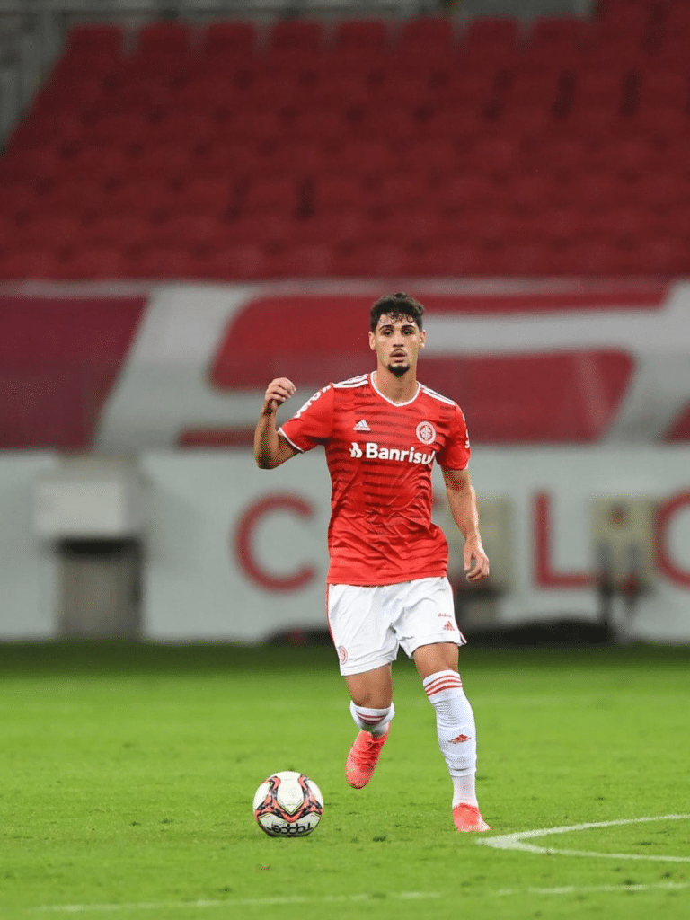 Meia tem contus&atilde;o e vira d&uacute;vida no Internacional