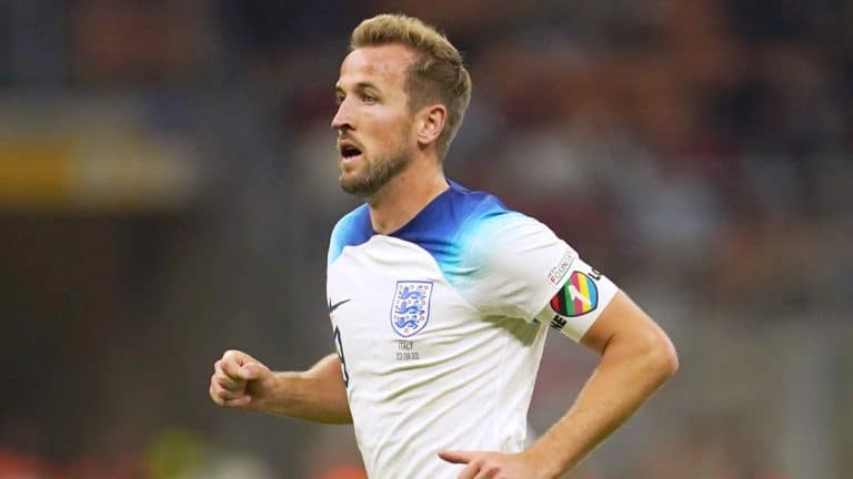 Outdoors da FIFA no Catar mostram a bra&ccedil;adeira &ldquo;One Love&rdquo; de Harry Kane