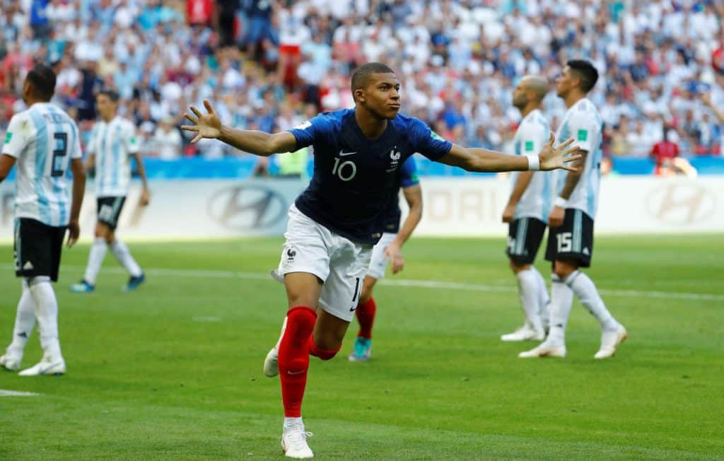 Mbapp&eacute; &eacute; alvo de ataques racistas e homof&oacute;bicos de torcedores argentinos