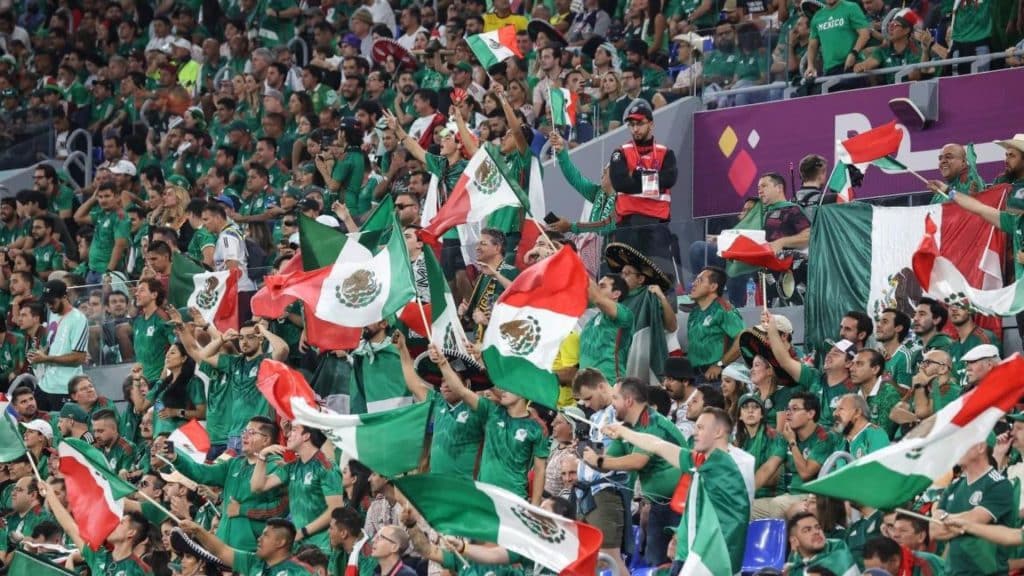 Torcedores do M&eacute;xico roubam a cena durante jogo contra Pol&ocirc;nia