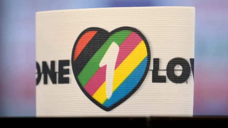 Entenda o significado da pol&ecirc;mica bra&ccedil;adeira &lsquo;One Love&rsquo;