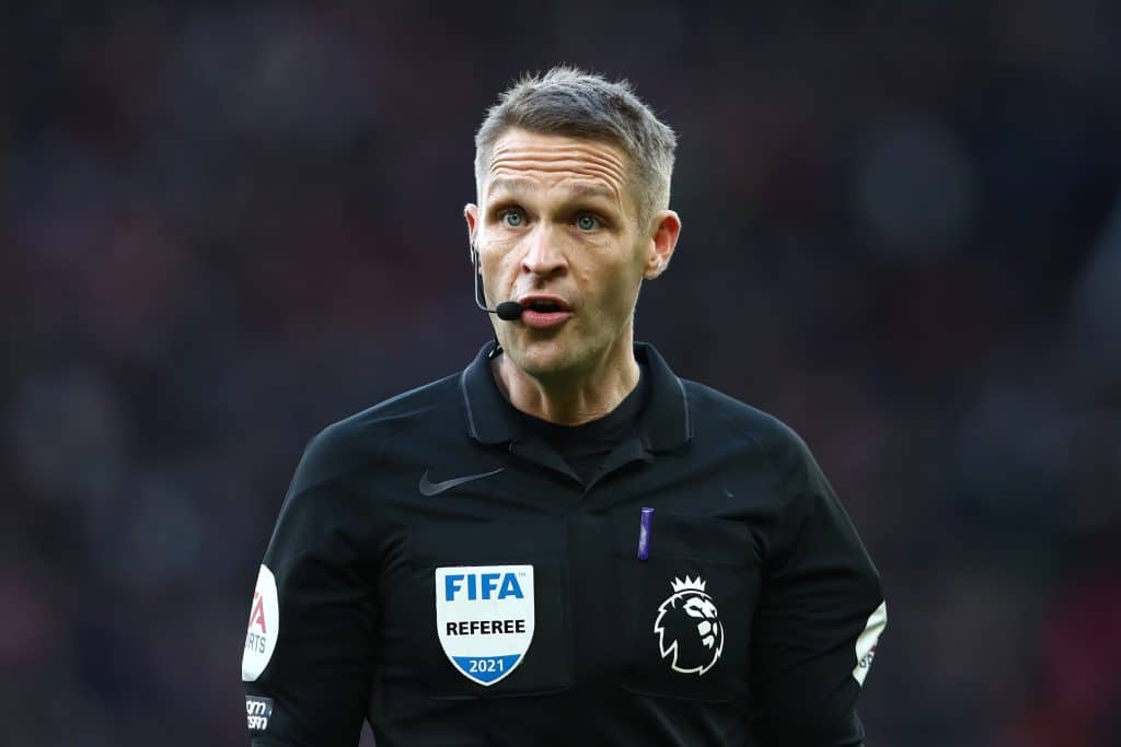 &Aacute;rbitros da Premier League negam que v&atilde;o seguir nova medida da FIFA