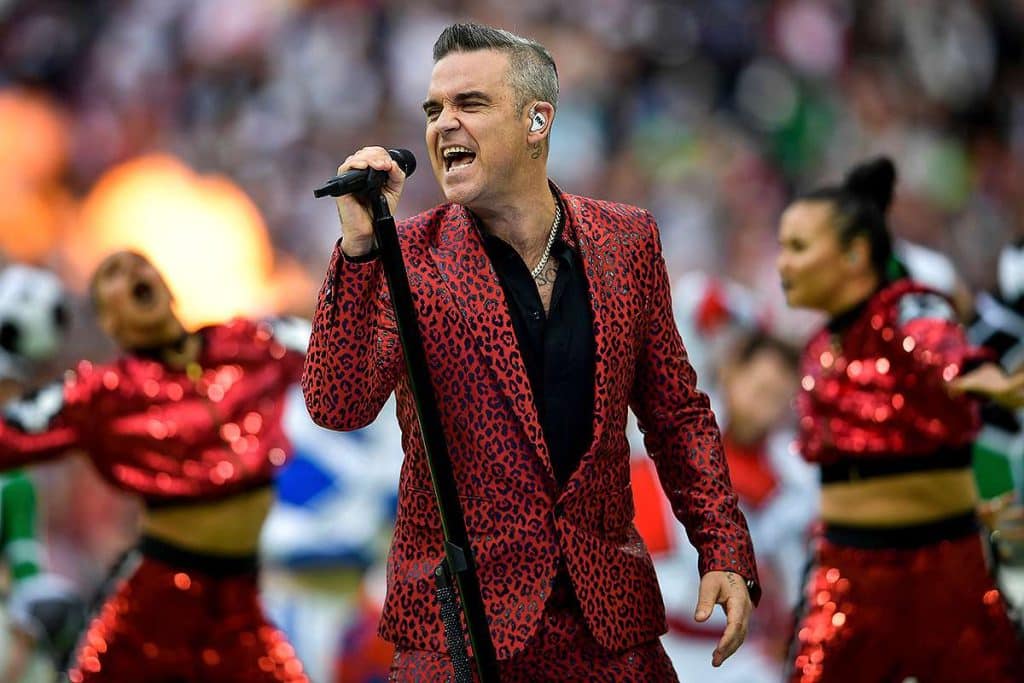 Robbie Williams aceita convite da FIFA e rebate cr&iacute;ticas: &ldquo;N&atilde;o sou hip&oacute;crita&rdquo;