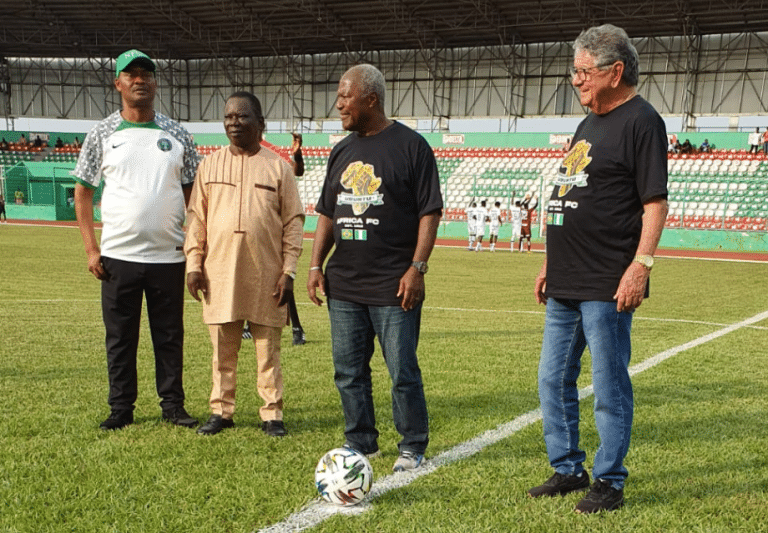 &Iacute;dolos do Santos recebem homenagem em palco de jogo hist&oacute;rico