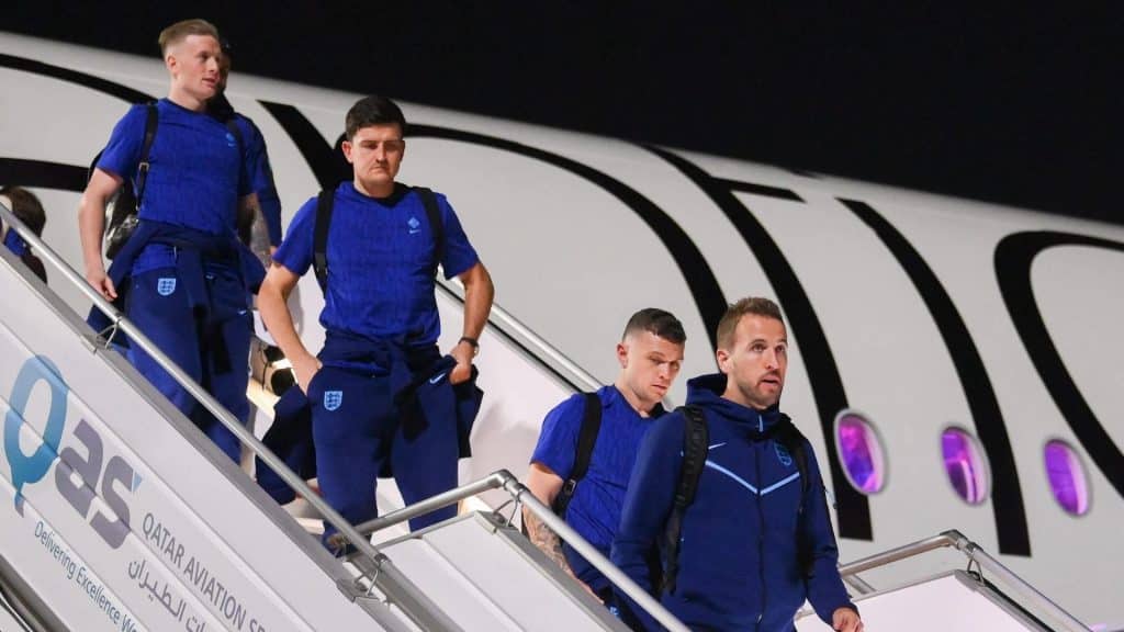 Sele&ccedil;&atilde;o da Inglaterra chega ao Catar com grande recep&ccedil;&atilde;o