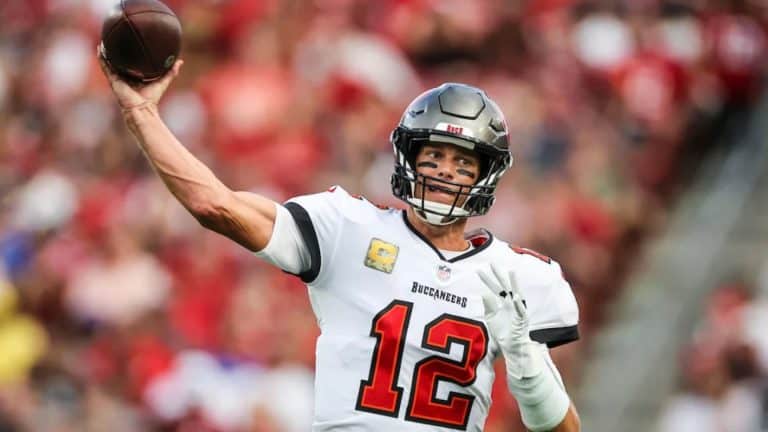 Tom Brady celebra vit&oacute;ria e quebra de recorde hist&oacute;rico na NFL