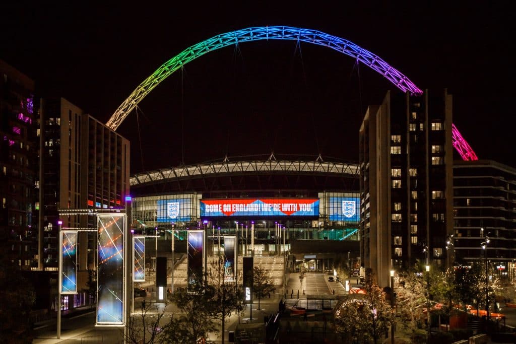 Torcedores criticam luzes nas cores do arco-&iacute;ris no Wembley: &ldquo;Gesto vazio&rdquo;