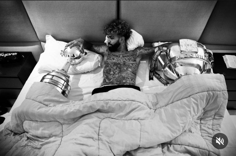 Sentiu? Gabigol posta foto ao lado de ta&ccedil;a da Copa do Brasil e da Libertadores