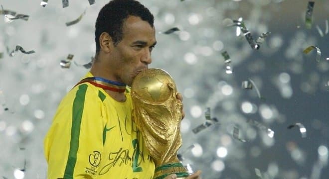 Zagueiro da Sele&ccedil;&atilde;o Brasileira pode superar feito de Cafu; entenda