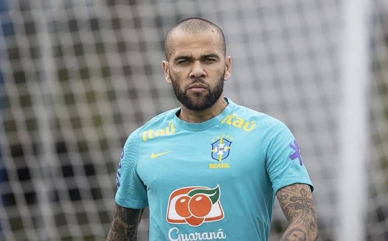Tite se surpreende com rea&ccedil;&atilde;o &agrave; convoca&ccedil;&atilde;o de Dani Alves