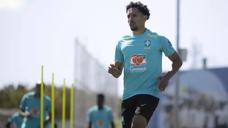 Com desconforto, Marquinhos preocupa para estreia da Sele&ccedil;&atilde;o