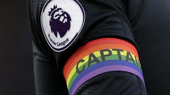 Dois jogadores da Premier League assumem rela&ccedil;&atilde;o homossexual, diz jornal