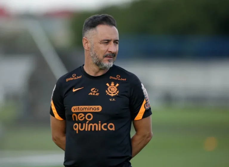 Corinthians termina temporada com sa&iacute;da de V&iacute;tor Pereira