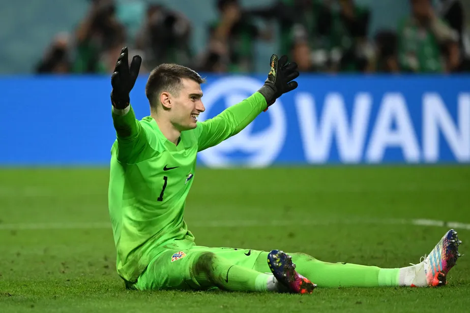 Dominik Livakovic comemorando a classifica&ccedil;&atilde;o ap&oacute;s p&ecirc;nalti perdido por Marquinhos