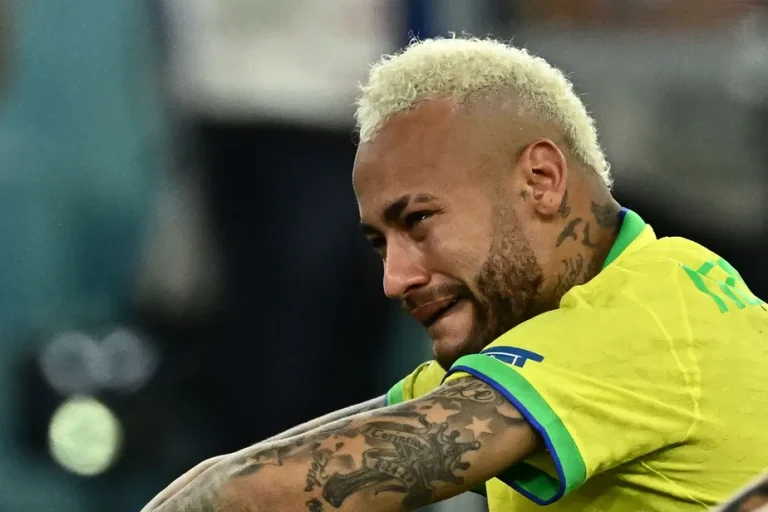 Neymar chega ao Brasil e diz que ser&aacute; dif&iacute;cil conviver com elimina&ccedil;&atilde;o na Copa : &ldquo;Est&aacute;vamos t&atilde;o perto&rdquo;