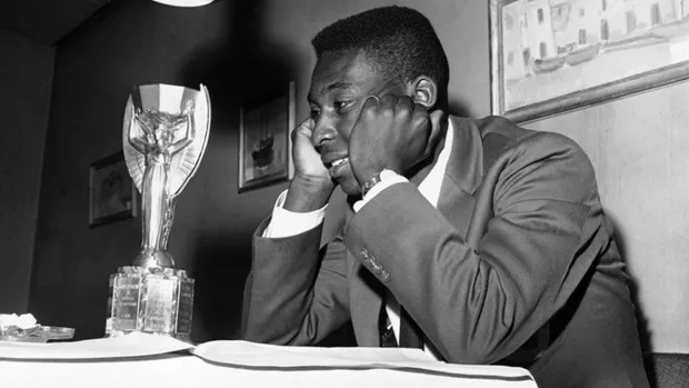 Pel&eacute;: o eterno Rei do futebol e o &uacute;nico a conquistar tr&ecirc;s Copas