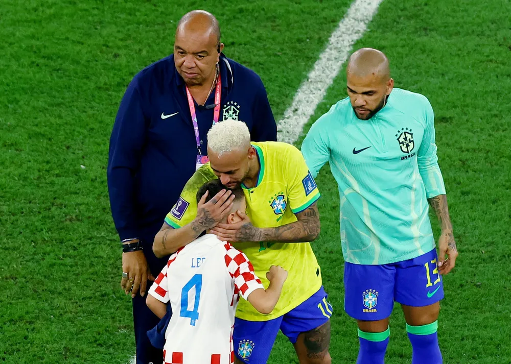 Neymar abra&ccedil;a filho de Perisic ap&oacute;s elimina&ccedil;&atilde;o do Brasil