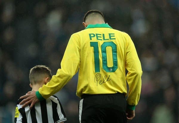 Bruno Guimar&atilde;es entra com camisa em homenagem para Pel&eacute;, em jogo do Newcastle