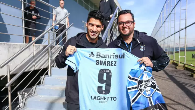 Com a poss&iacute;vel chegada de Su&aacute;rez, torcida do Gr&ecirc;mio esgota camisa 9 em site