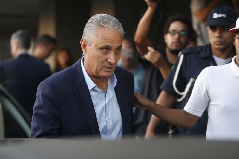 Com Tite emocionado, delega&ccedil;&atilde;o desembarca no Rio