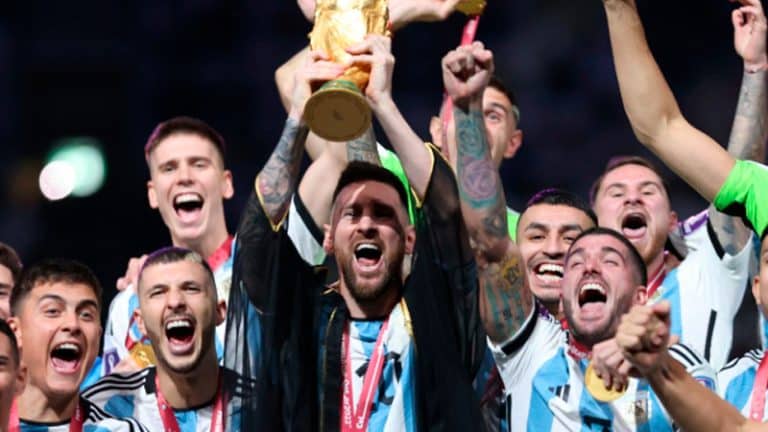 Advogado de Om&atilde; oferece muito dinheiro por t&uacute;nica usada por Lionel Messi para levantar a Copa do Mundo