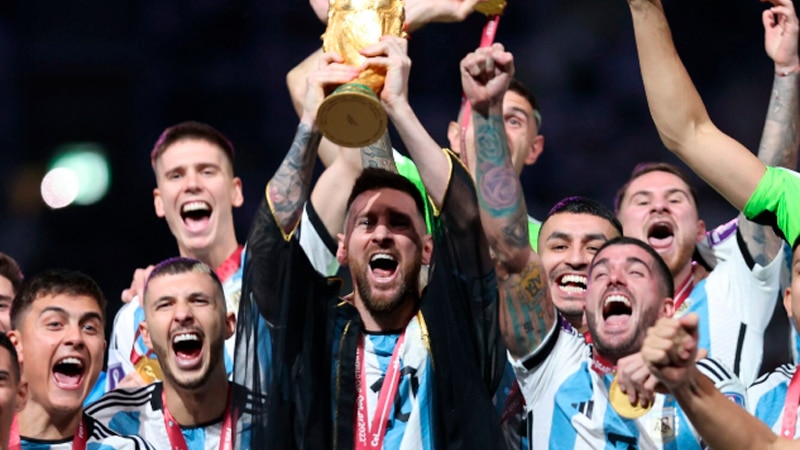 Advogado de Om&atilde; oferece muito dinheiro por t&uacute;nica usada por Lionel Messi para levantar a Copa do Mundo