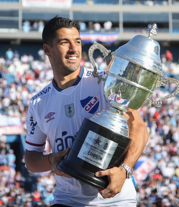 Perto do Gr&ecirc;mio, Luis Su&aacute;rez realiza exames no Uruguai com m&eacute;dicos do Tricolor