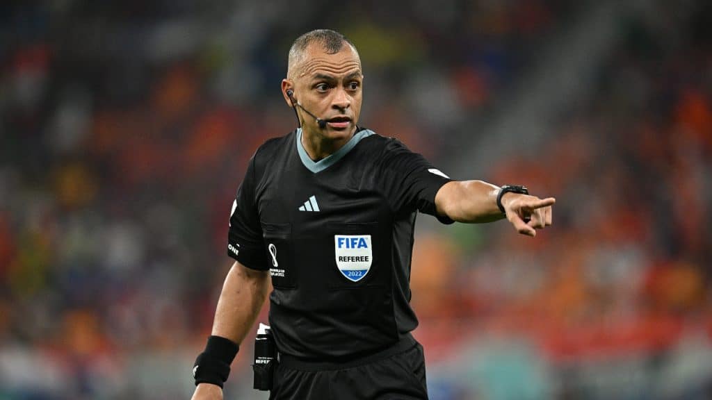 Ingleses mudam perfil de &aacute;rbitro brasileiro na Wikip&eacute;dia