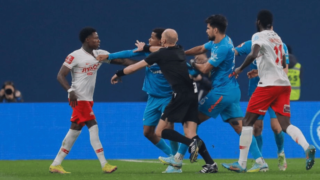 &Aacute;rbitro fica no meio de briga generalizada entre jogadores durante jogo