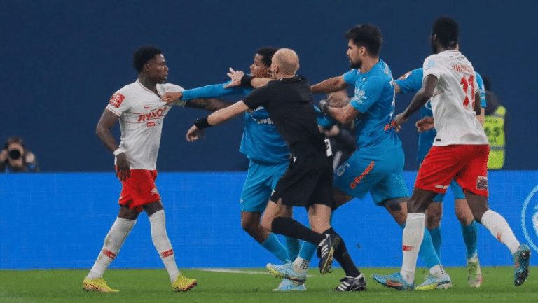 &Aacute;rbitro fica no meio de briga generalizada entre jogadores durante jogo