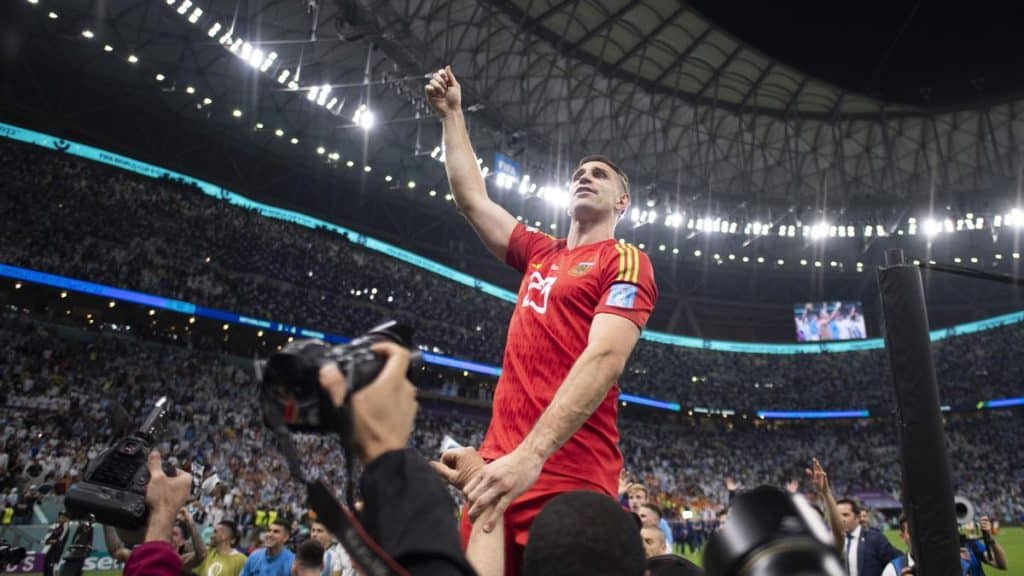 Emiliano Mart&iacute;nez celebra classifica&ccedil;&atilde;o e critica arbitragem