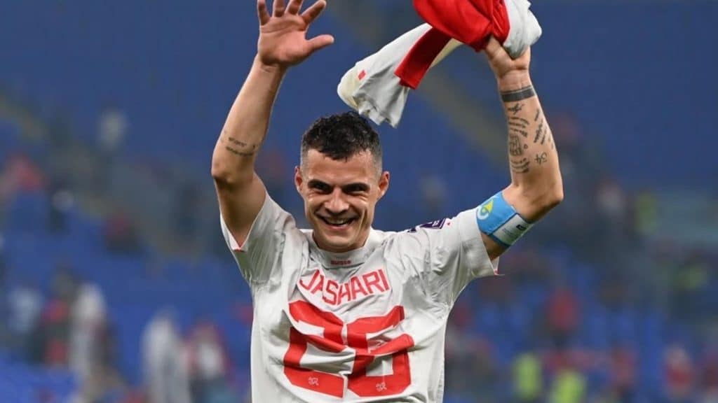Tens&atilde;o na Copa: craque da Su&iacute;&ccedil;a, Xhaka enfurece jogadores da S&eacute;rvia; saiba o porqu&ecirc;