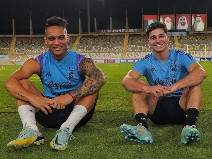 Lautaro Mart&iacute;nez no banco da Argentina: Um reserva de luxo