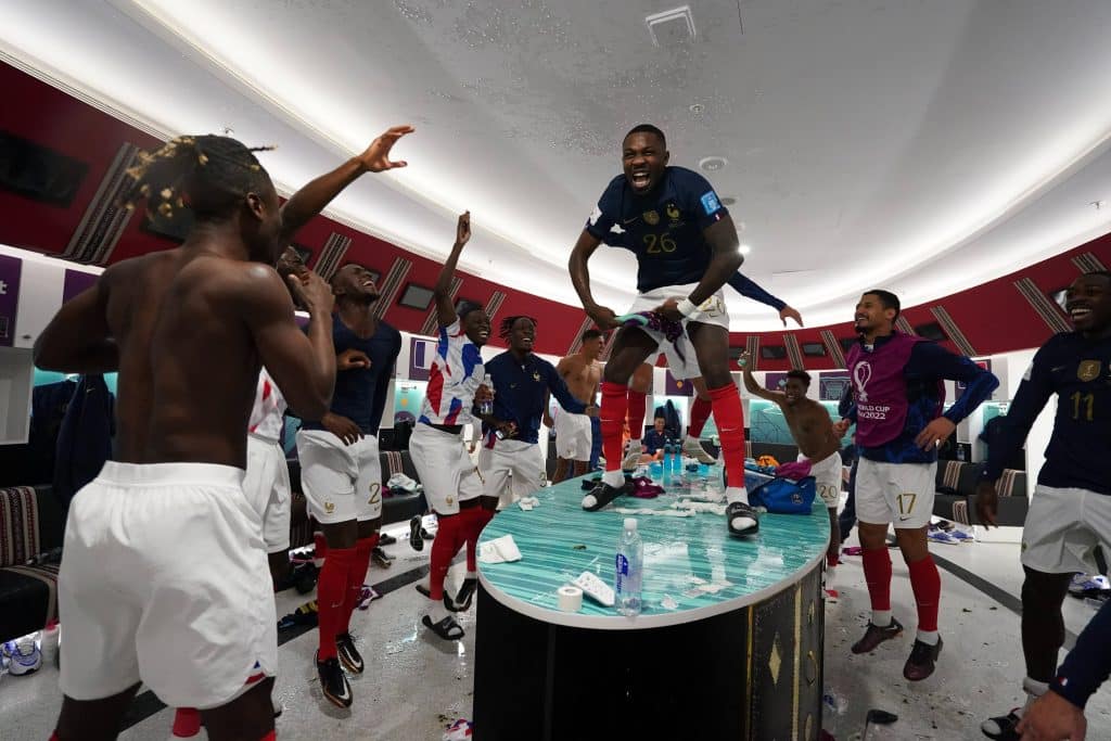 Sele&ccedil;&atilde;o Francesa &eacute; recebida com festa em hotel ap&oacute;s classifica&ccedil;&atilde;o