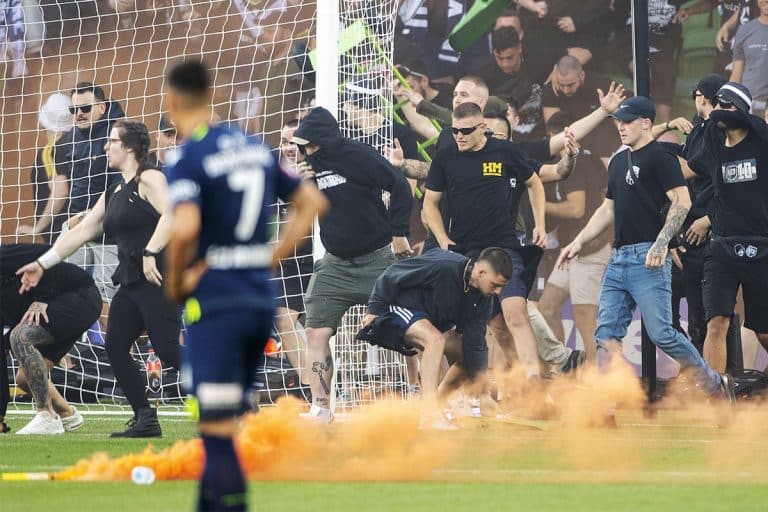 Jogo &eacute; suspenso ap&oacute;s invas&atilde;o de torcedores e agress&atilde;o ao goleiro