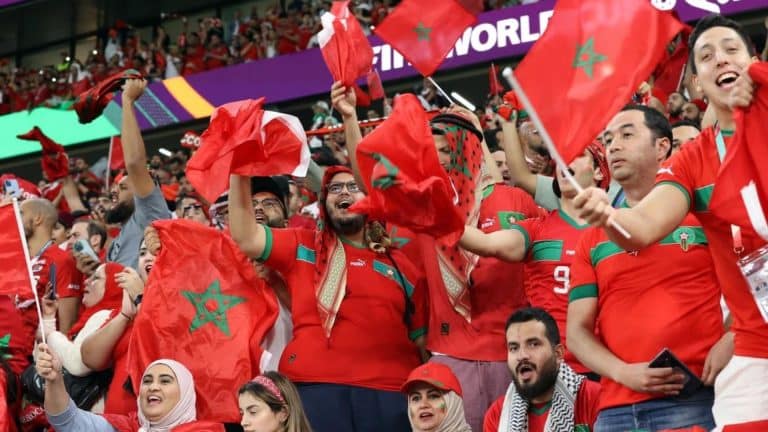 Torcedores do Marrocos seguem exemplo de japoneses e limpam est&aacute;dio ap&oacute;s jogo