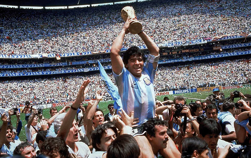 Maradona com a ta&ccedil;a da Copa do Mundo, em 1986, no M&eacute;xico