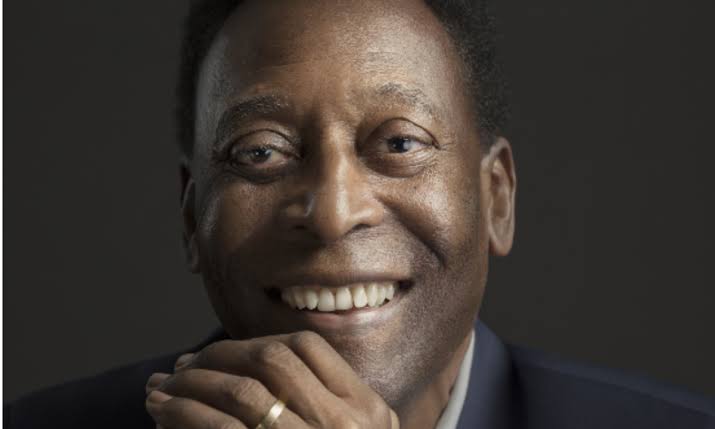 Rei Pel&eacute; morre aos 82 anos e fam&iacute;lia pede aposentadoria da camisa 10