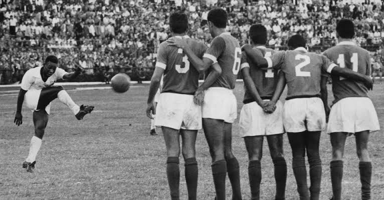 Clubes brasileiros homenageiam Pel&eacute;